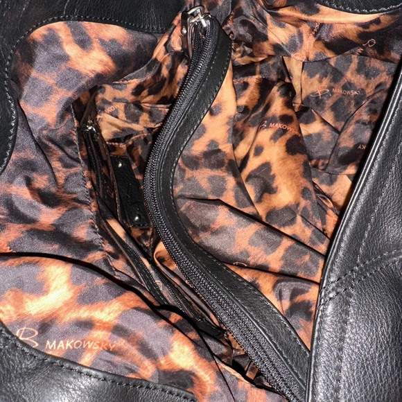 Edgy, leather shoulder bag with attitude and function - Picture 6 of 8